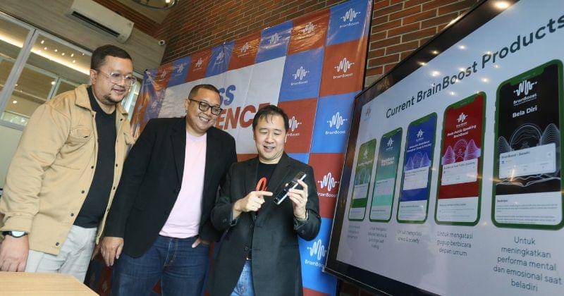 Founder BrainBoost & Tribelio, Denny Santoso (kanan) foto bersama para pengguna saat Peluncuran
BrainBoost di Jakarta pada Kamis (19/12). BrainBoost memiliki produk unggulan yaitu BrainBoost Money
Magnet, dirancang khusus untuk membantu penggunanya mencapai kesuksesan finansial dengan
memprogram ulang otak bawah sadar melalui audio. - Dok. BrainBoost